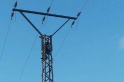 انتحار أستاذة بعد تسلقها عمود كهربائي بالنعامة