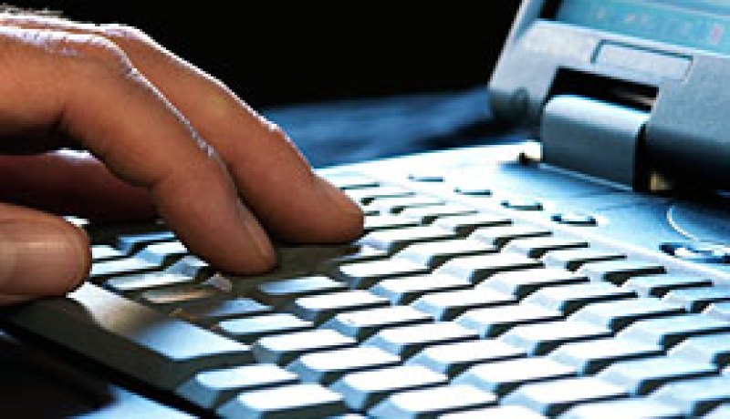 لجنة الانتخابات في الفلبين تتعهد بالإبقاء على الاقتراع الالكتروني