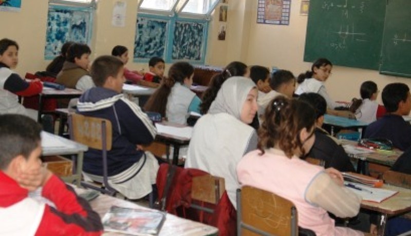 وزارة التربية تزود التلاميذ المعوزين ببطاقات المنحة لضبط الانتهازيين