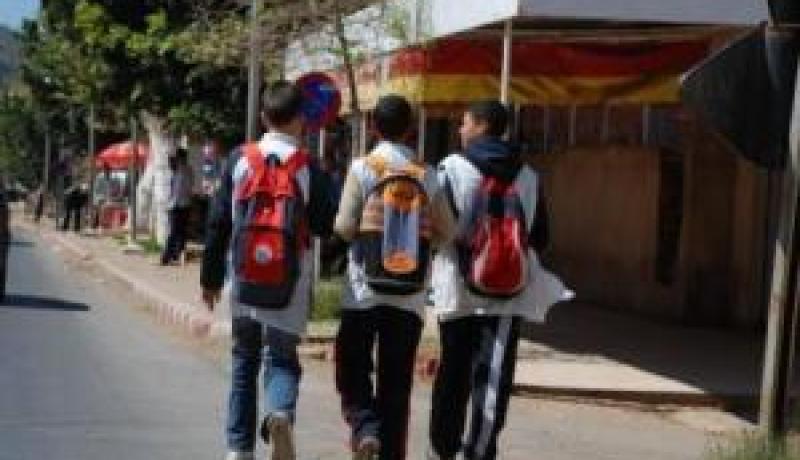 تلاميذ مشردون في الشوارع.. وآخرون يتحولون إلى بائعين للأقمصــــــــة والأعــــــــلام الوطنيــــــة