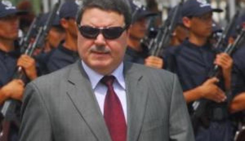 الجنــرال يتـذكـر العـقـيـد