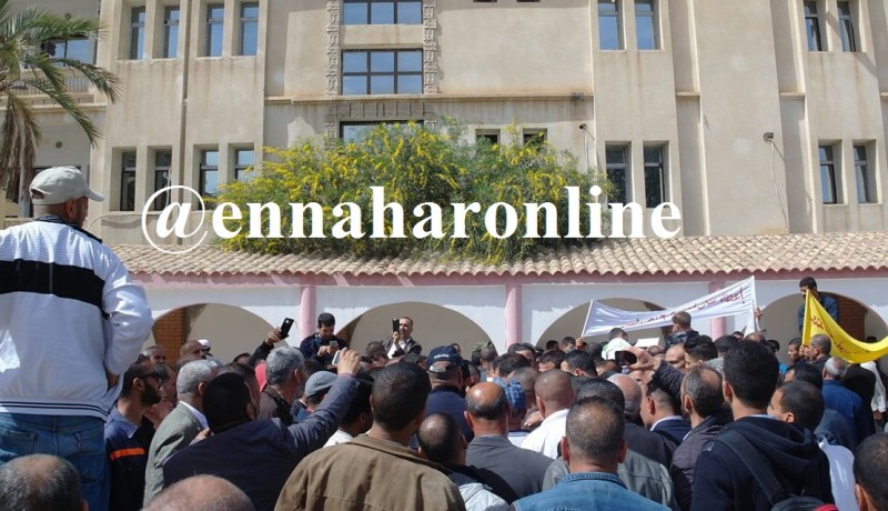 مستفيدون من أراضي الامتياز الفلاحي يغلقون مقر بلدية الدوسن في بسكرة