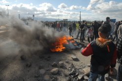 قاطنو كل من شارع سعيد يحياوي واحمد عساس يغلقون الطريق في براقي