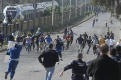 شبـــاب مخـــدوع فـــي‮ ‬لعبـــة الكبـــار