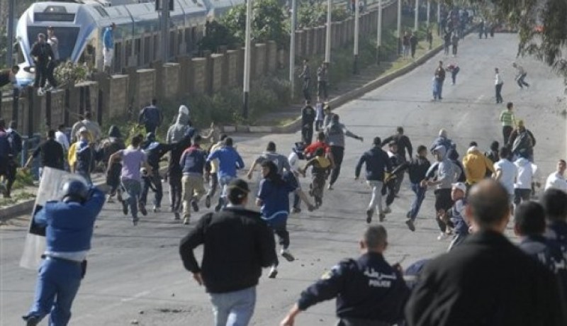 شبـــاب مخـــدوع فـــي‮ ‬لعبـــة الكبـــار