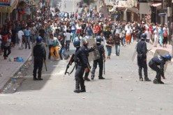 أعمال عنف وتخريب بقرية العين البيضاء بوهران.. 3 جرحى واعتقال 7 مشتبه فيهم وملثمون يهاجمون سكنات المواطنين بعد منتصف الليل بالسيوف والقنابل المسيلة للدموع