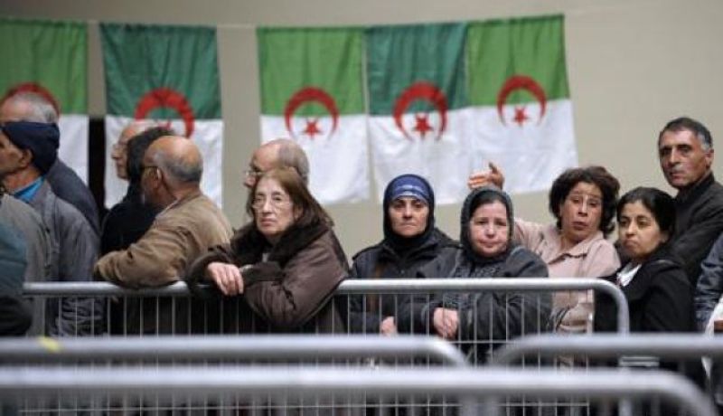 الجالية الجزائرية  بتونس يشرعون في أداء واجبهم الانتخابي
