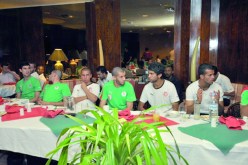 الجزائريون والتونسيون تناولوا وجبة العشاء على طاولة واحدة