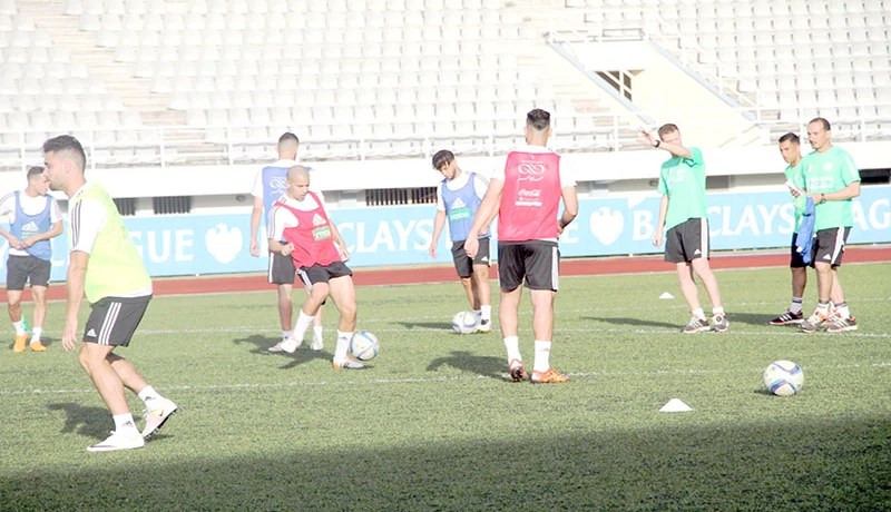 الخضر يجرون أول حصة تدريبية بملعب الوحدة في السيشل