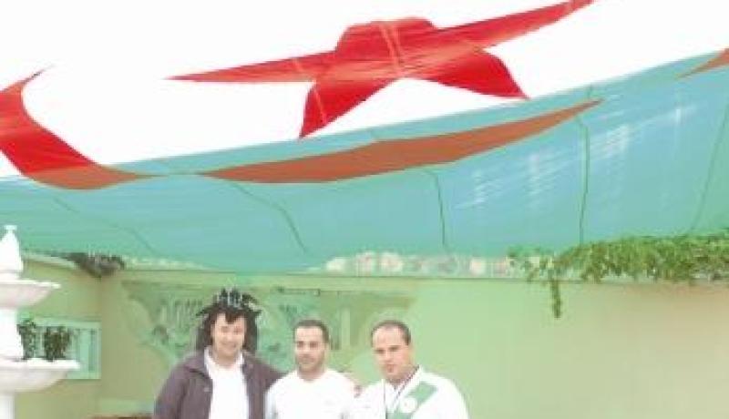 الشال الذي سيدخل به سعدان في ملعب القاهرة أهداه له رواد قعدة دار رحامنية