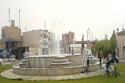 في الوقت الذي ينعم فيه أبناء الشمال بالبحر والرمال الذهبية وأماكن الترفيه العديدة من منتزهات وغابات، يبقى أطفال الجنوب تلفحهم أشعة الشمس الحارقة بشدة حرارة بلغت 45 درجة. فلم يجد هؤلاء الأطفال غير حوض النافورة المقابلة لجامعة عمار ثليجي بالأغواط ليتخذوها م