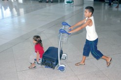 أمام افتقار مطارنا الدولي لمرافق يلهو فيها الأطفال خلال الساعات الطويلة التي يقضونها في الانتظار، لجأ هؤلاء الأطفال إلى ابتكار وسائل أخرى للترفيه
