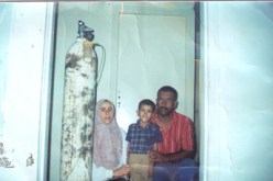 مرض مجهول حرمه من الدراسة: الطفل إسلام يصارع الموت بآلة أكسجين