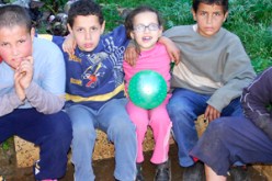 “سعيدة” أم لسبعة أطفال تواجه الدخول المدرسي بـ”خفي حنين” وطلبات لا تنتهي