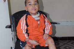 الطفل “عبد الرحمن” يستنجد بالجميع لإنقاذه من الموت