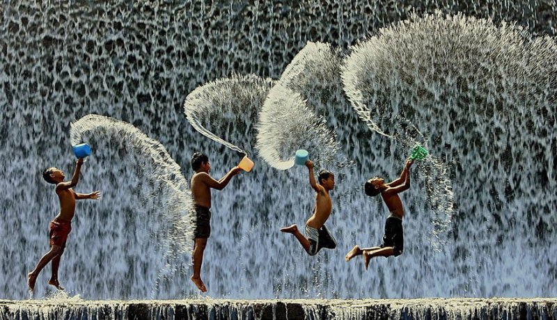 30 صورة تبين كيف يلعب الأطفال في أنحاء العالم