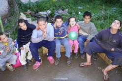 سبعة أطفال يعيشون حياة البؤس بعد سجن والديهما