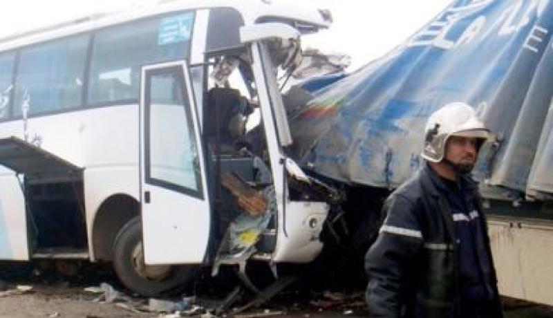3 قتلى و 15 جريحا في حادث انحراف حافلة لنقل المسافرين بالبيض