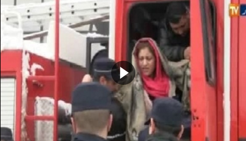 بالفيديو.. إمرأة تضع مولودها في سيارة الحماية المدنية بسبب الثلوج في سطيف