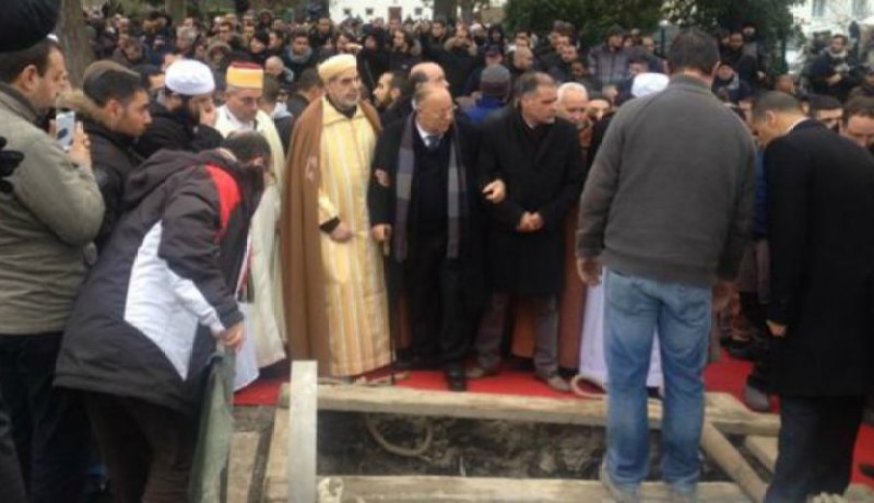 تشييع جنازة الشرطي أحمد مرابط أحد ضحايا اعتداء شارلي إيبدو بالورود والزغاريد