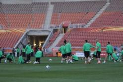 عنتـــــر وجبــــــورصنـــــعا الحــــــدث بتــــدربهما.. واللاعبون لم يتأقلموا مع أرضية الميـــدان