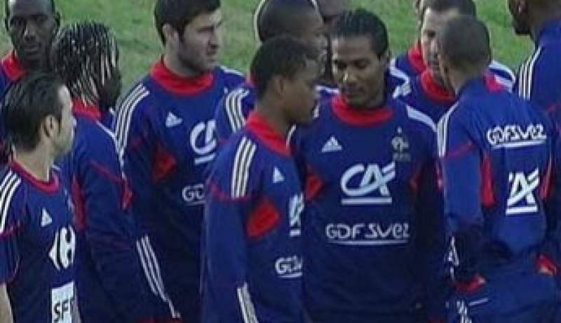 مونديال 2010: لاعبو المنتخب الفرنسي يعاودون تدريباتهم