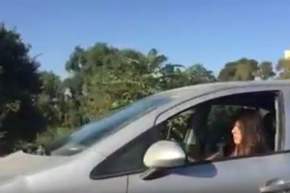 بالفيديو.. فتاة تحاول دهس شرطي في شوارع العاصمة