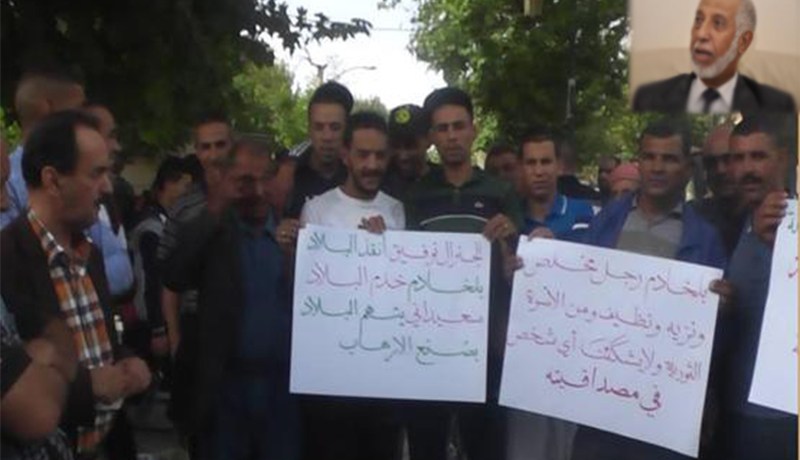 مواطنون ينظمون وقفة تضامن مع بلخادم ضد تصريحات سعداني بسبدو في تلمسان