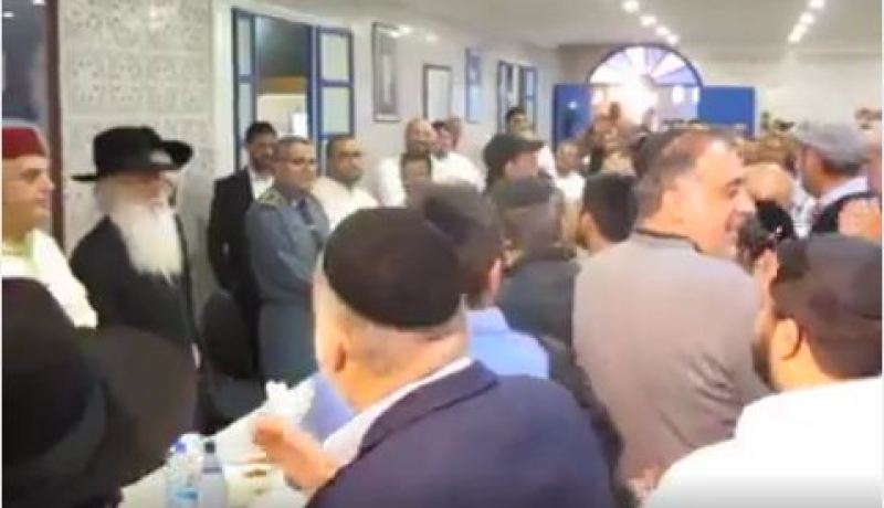بالفيديو يهود يرقصون أمام صورة محمد السادس وجنرالات مغاربة