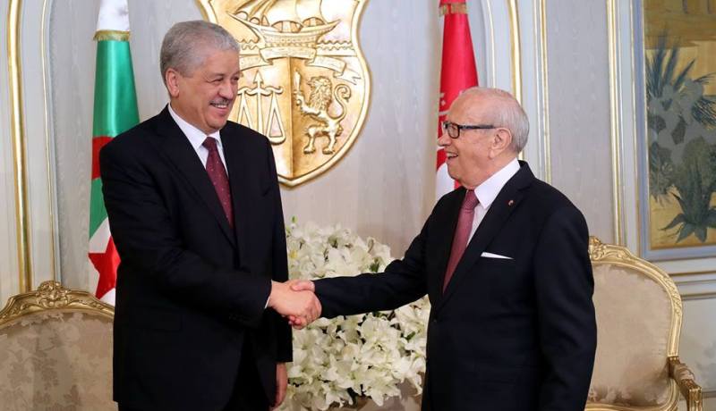 بالصور خلال استقباله من قبل السبسي..سلال يثمّن العلاقات الجزائرية التونسية