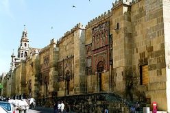 إسبانيا تشمّع مسجداً بالشمع الأحمر