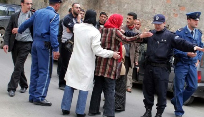 الطلبة العائدون من مصر يهددون بالاعتصام أمام رئاسة الجمهورية