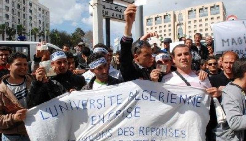حركة احتجاجية لطلبة من عدة جامعات عبر الوطن امام رئاسة الجمهورية تنتهي في هدوء