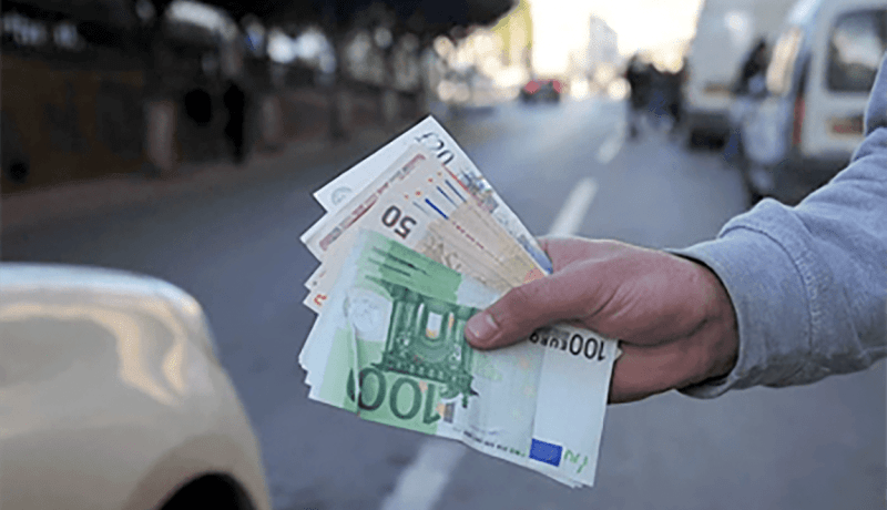 خبراء..لا نمو لاقتصاد في ظل تداول العملات الأجنبية في الأسواق الموازية