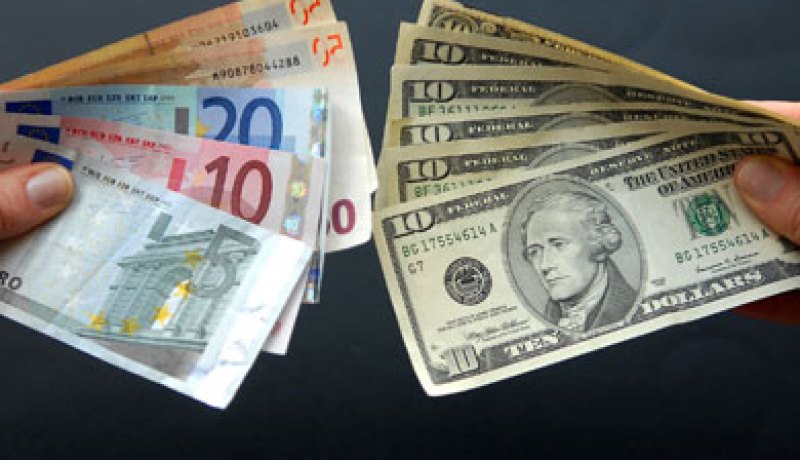 انخفاض سعر صرف الأورو تحت حاجز 35ر1 دولار