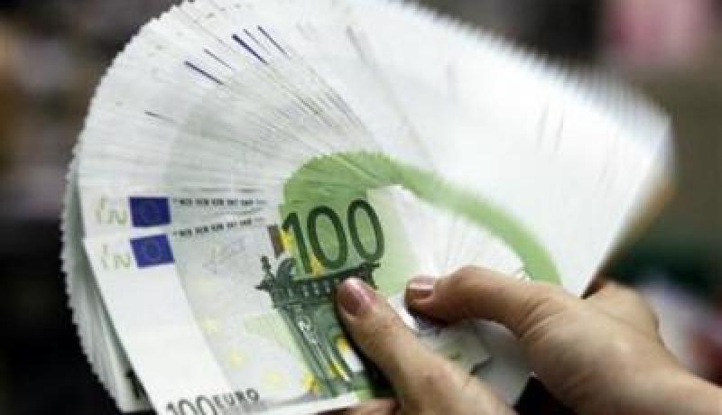 الأورو ينزل عن أعلى مستوى في شهرين أمام الدولار