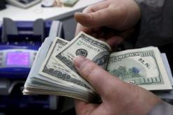 الدولار يتراجع أمام اليورو بفعل القلق في سوق السندات