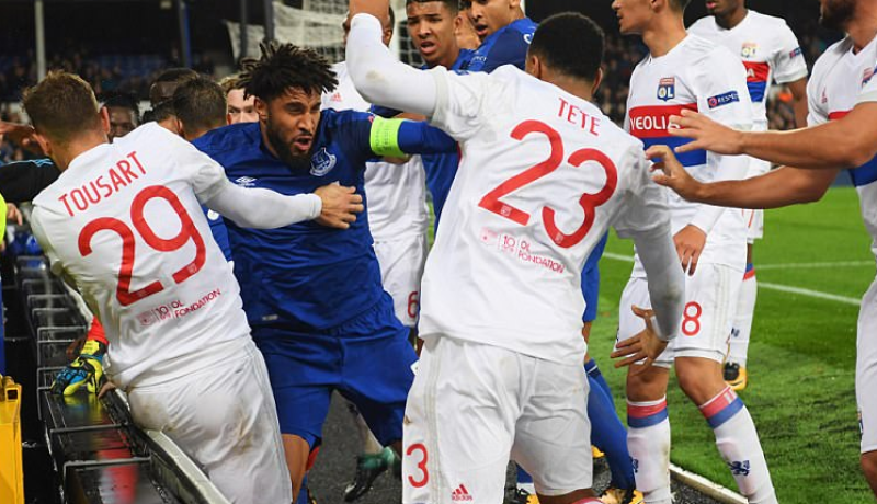 بالفيديو.. “دبزة و دماغ” بين لاعبي “إيفرتون” و”ليون”