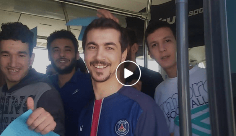فيديو.. ليبيا ترحل 31 جزائريا حاولوا الهجرة بطريقة غير شرعية إلى أوروبا