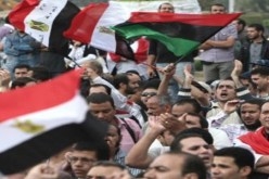 آلاف المصريين يتظاهرون أمام البرلمان للمطالبة برحيل المجلس العسكري