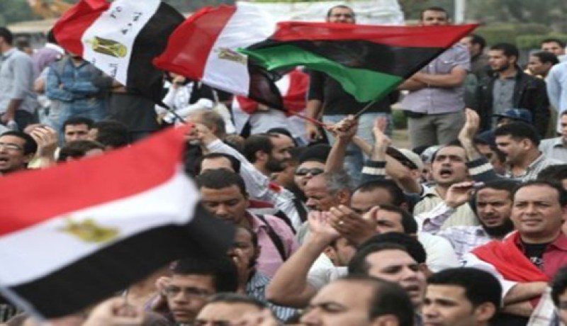 آلاف المصريين يتظاهرون أمام البرلمان للمطالبة برحيل المجلس العسكري