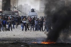 محتجون يغلقون ميدان التحرير بعد فتحه لساعات