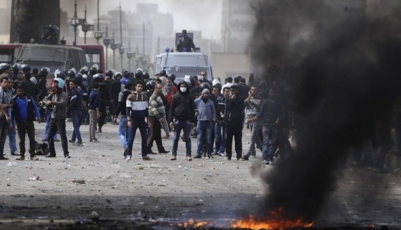 محتجون يغلقون ميدان التحرير بعد فتحه لساعات