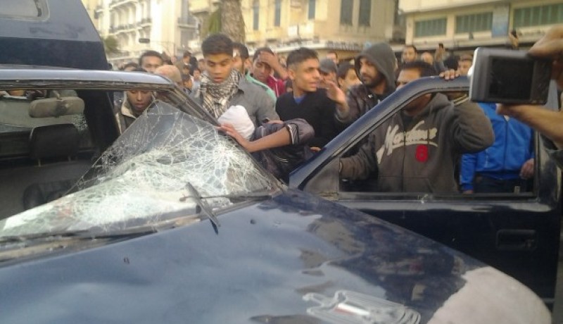 متظاهرون يقتحمون محكمة مصرية ويحرقون ملفات