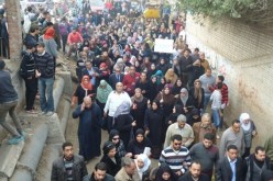 محتجون يحاصرون مقر محافظة مصرية