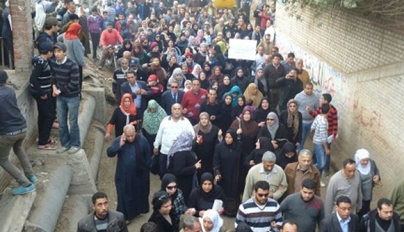 محتجون يحاصرون مقر محافظة مصرية