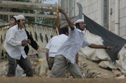 عشرات المستوطنين المسلحين يهاجمون قرية في جنوب نابلس