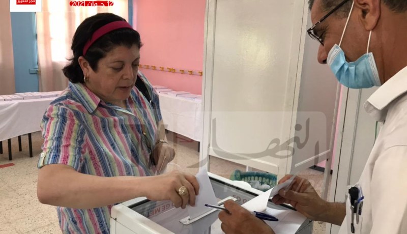 بالصور.. البطلة الجزائرية حسيبة بولمرقة تؤدي واجبها الإنتخابي