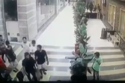 بالفيديو.. معركة عنيفة بين مجموعتين من الشباب داخل مركز تجاري