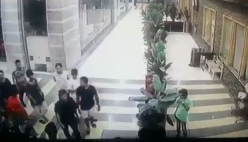 بالفيديو.. معركة عنيفة بين مجموعتين من الشباب داخل مركز تجاري
